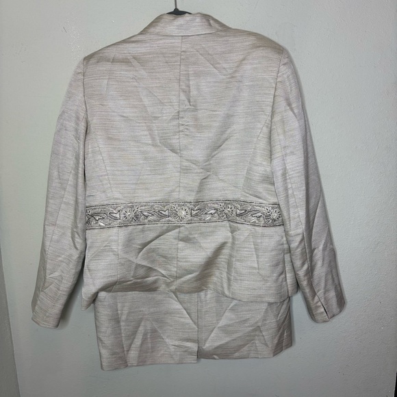 Elegant Women's Cream 2 Piece Suit Size 16 - Picture 7 of 11